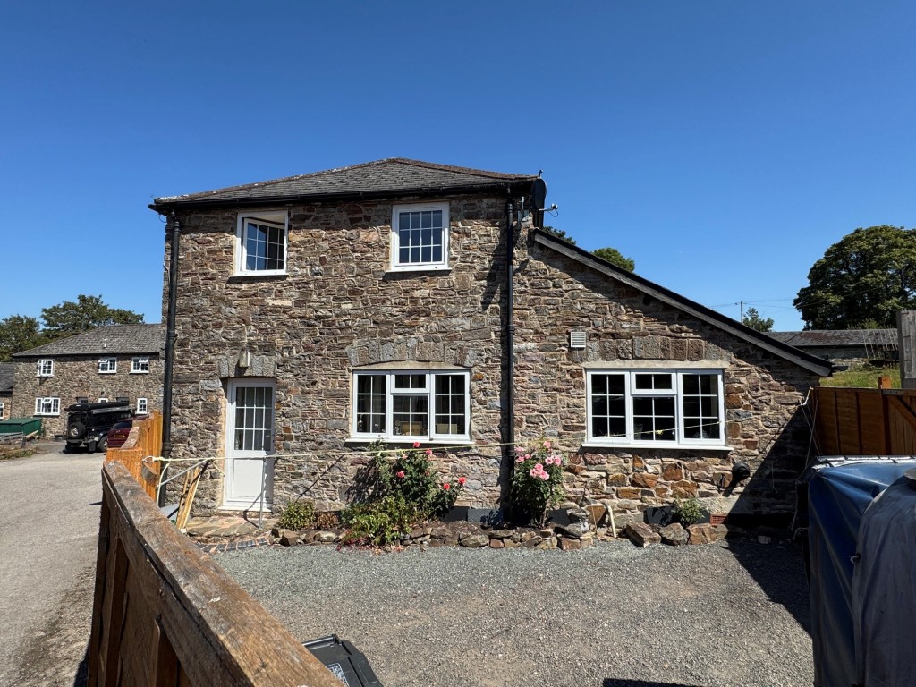 Lot: 49 - TWO-BEDROOM SEMI-DETACHED HOUSE SITUATED WITHIN HIGHER GRANTS FARM - Side of property